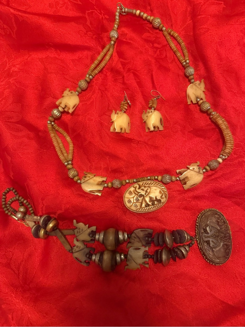 Boho 1970 Hand-Carved Elephant Pendant Necklace and Earring Set - Natural Beige